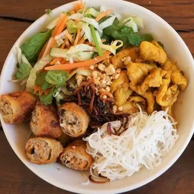 Salade BO-BUN (nems au porc)	